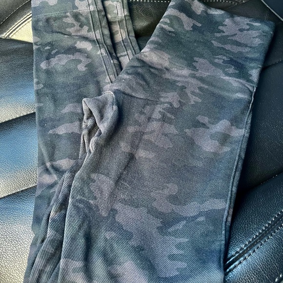 Spanx Seamless Look At Me Now Camo Leggings - Picture 10 of 10